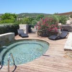 Location G&icirc;te 20231 &agrave; Tizzano en Corse du Sud vue ext&eacute;rieure sur le bassin.