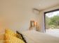 G&icirc;te &agrave; Coti Chiavari, Le Grand Ajaccio, Corse du Sud, labellis&eacute; G&icirc;tes de France : la chambre avec le lit en 160 dans l'annexe
