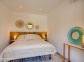 G&icirc;te &agrave; Coti Chiavari, Le Grand Ajaccio, Corse du Sud, labellis&eacute; G&icirc;tes de France : la chambre avec le lit en 160 dans l'annexe