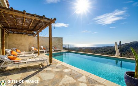 Gîte à Porri, Grand Bastia, Haute-Corse, labellisé Gîtes de France : la terrasse avec piscine Gite n °63981 Porri - Corse - Gîte à Porri, Grand Bastia, Haute-Corse, labellisé Gîtes de France : la terrasse avec piscine