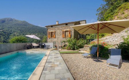 Gite n &deg;59531 Ortale - Corse - G&icirc;te &agrave; Ortale, C&ocirc;te orientale, Haute-Corse, labellis&eacute; G&icirc;tes de France : la piscine et le g&icirc;te