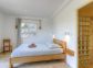 Location G&icirc;te 20231 &agrave; Tizzano en Corse du Sud : chambre avec salle d'eau attenante
